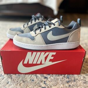 NIKE court borough low women’s size 9